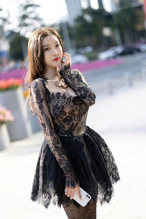 李莉娜被谁牵走了